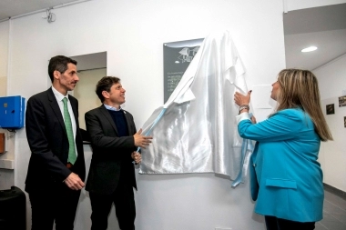 En el Registro de Personas, Kicillof reconoció con una placa a las Abuelas de Plaza de Mayo