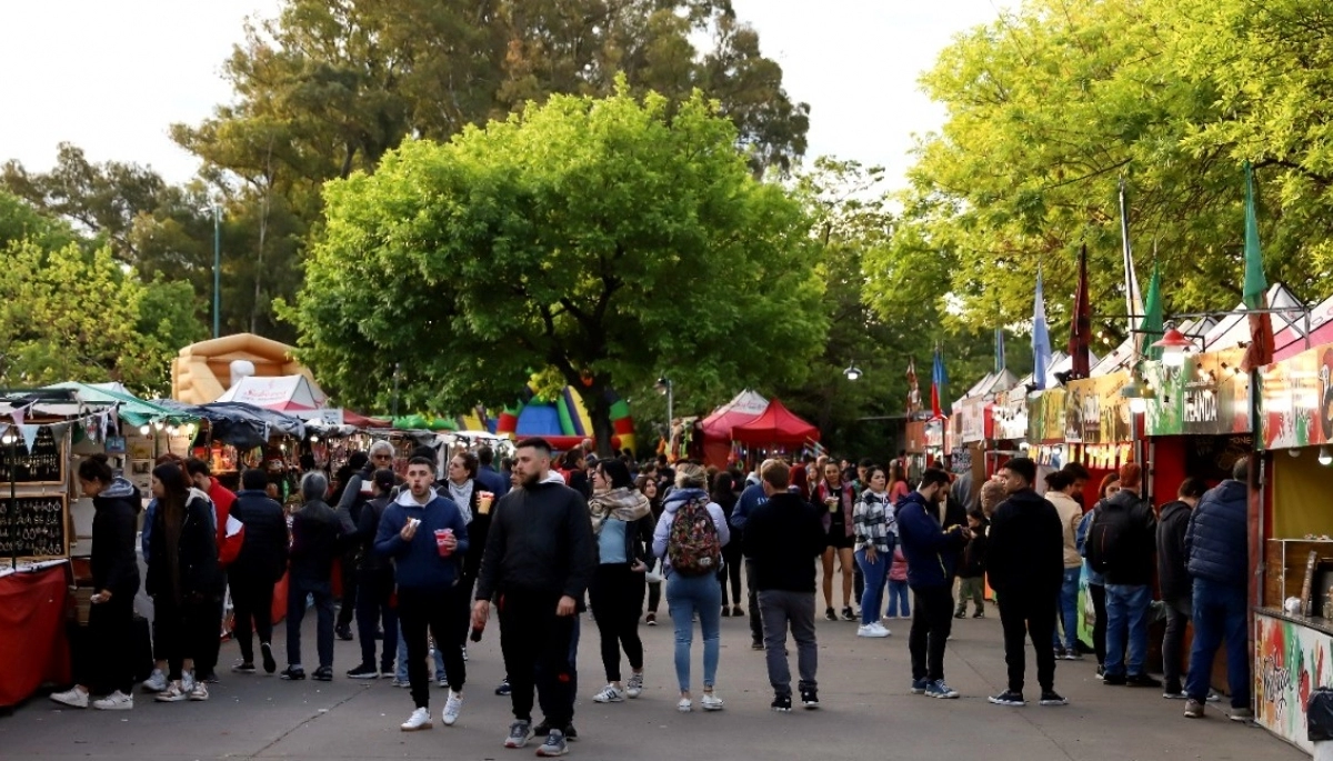 Vicente López disfrutó de una nueva edición de la Feria de las Colectividades y Bandas de Mi Barrio