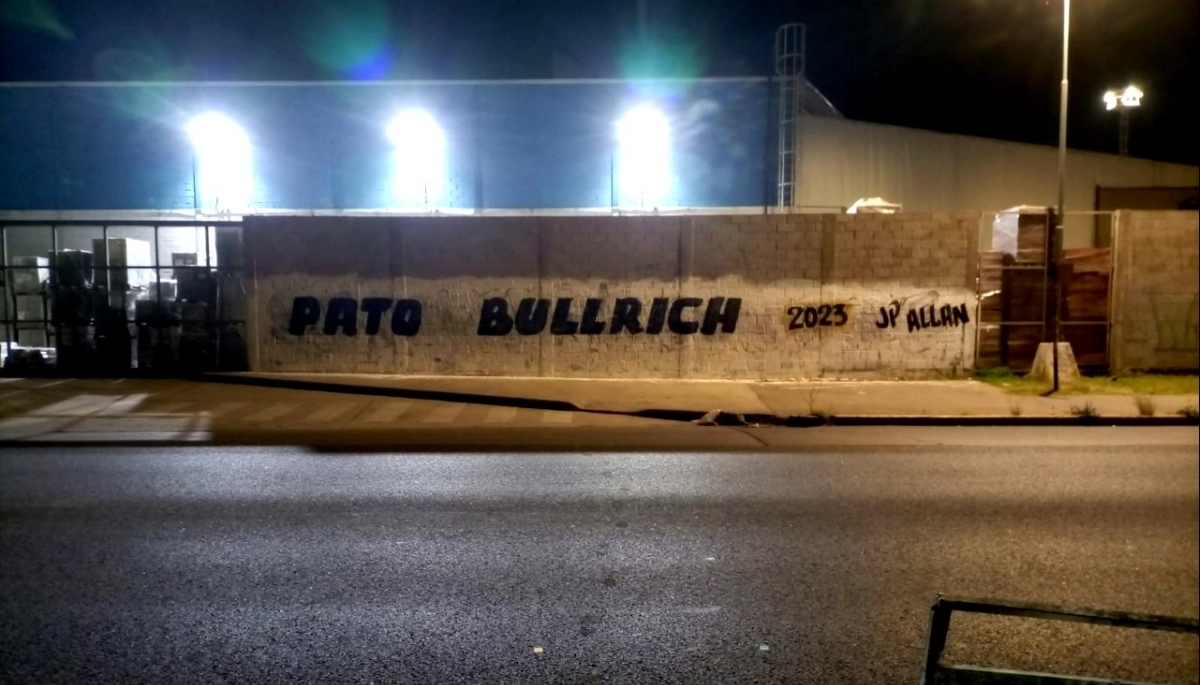 Las paredes hablan: aparecen pintadas de “Bullrich 2023” en La Plata