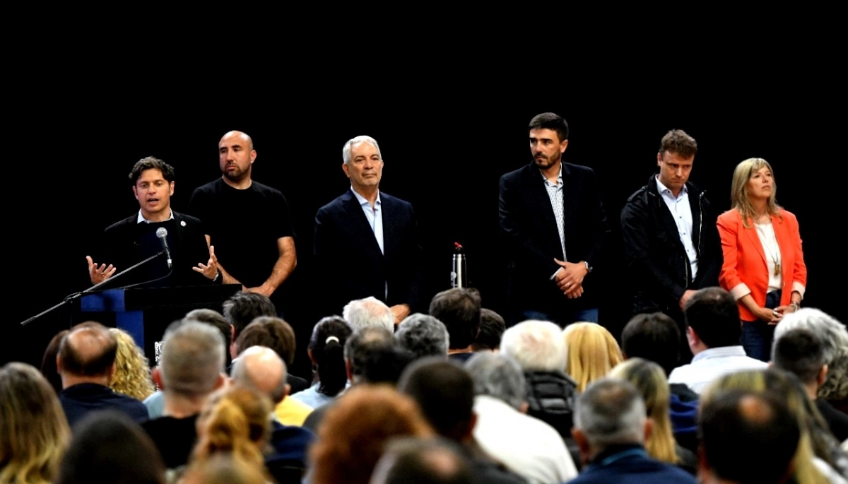 Junto a intendente opositor, Kicillof entregó escrituras y firmó acuerdos en Olavarría