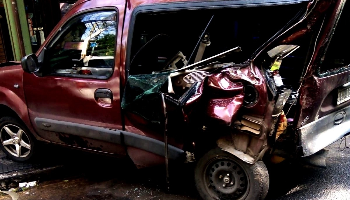 Robaron “bondi” de la terminal, en la fuga chocaron 5 autos y terminaron en el cementerio