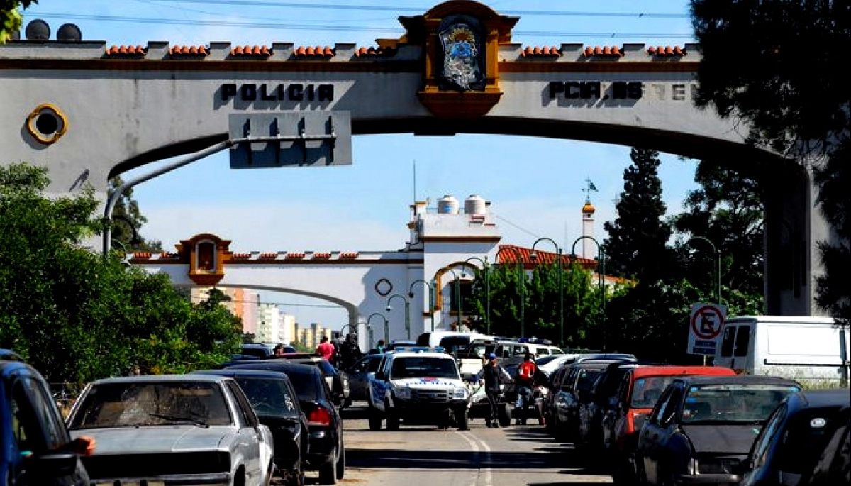 Perseguidos y rodeados por la policía, dos jóvenes se tiraron del Puente La Noria