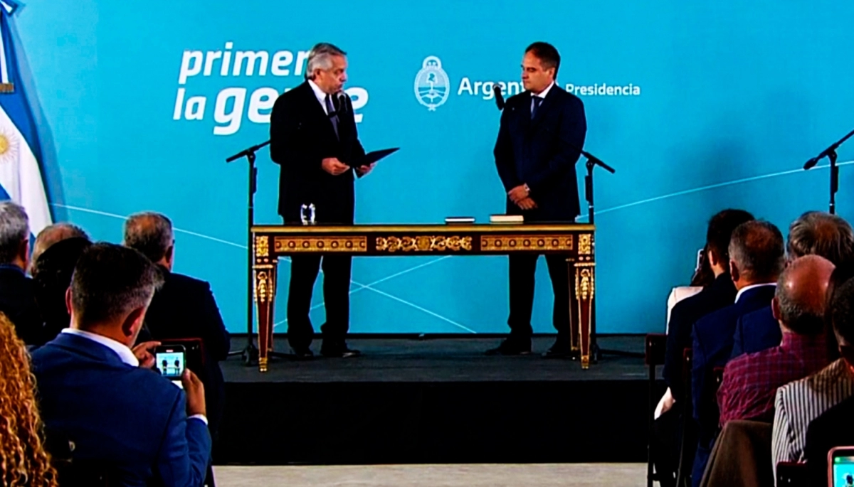 Alberto le tomó juramento a Santiago Maggiotti como ministro de Desarrollo Territorial