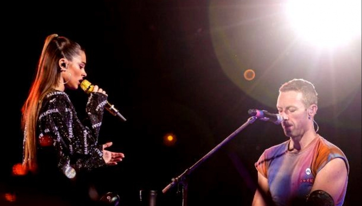 Tini sorprendió en el quinto show de Coldplay y cantó junto a Chris Martin