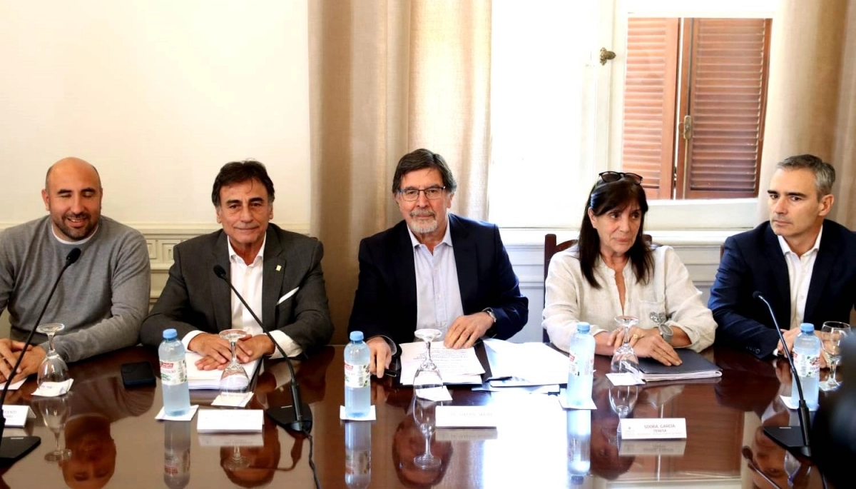 Con cuestionamientos y cruces, Sileoni defendió el Presupuesto 2023 en la Legislatura