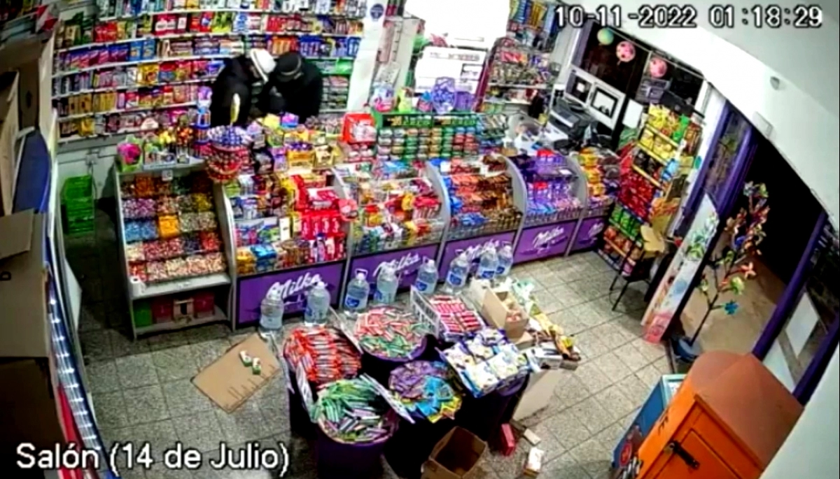 Ladrones con sombreros, encerraron y golpearon sin asco a los empleados de un kiosco