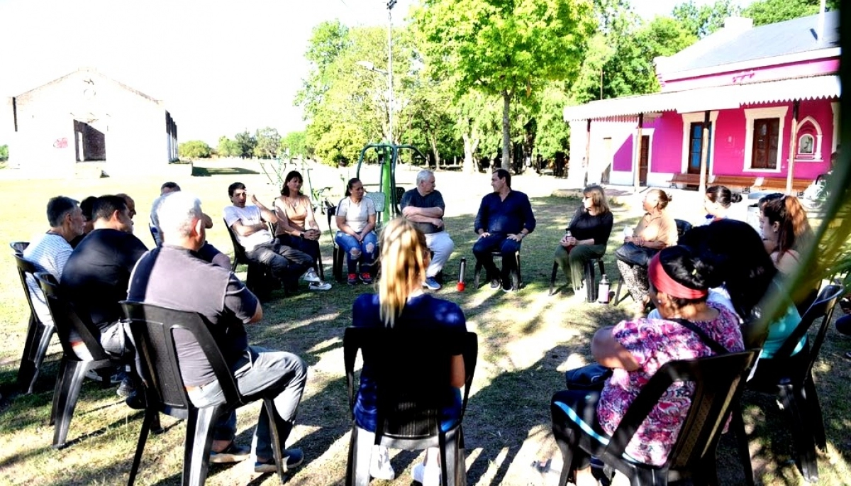 A lo Kicillof: Garro comenzó con las “mateadas” con vecinos en plazas públicas