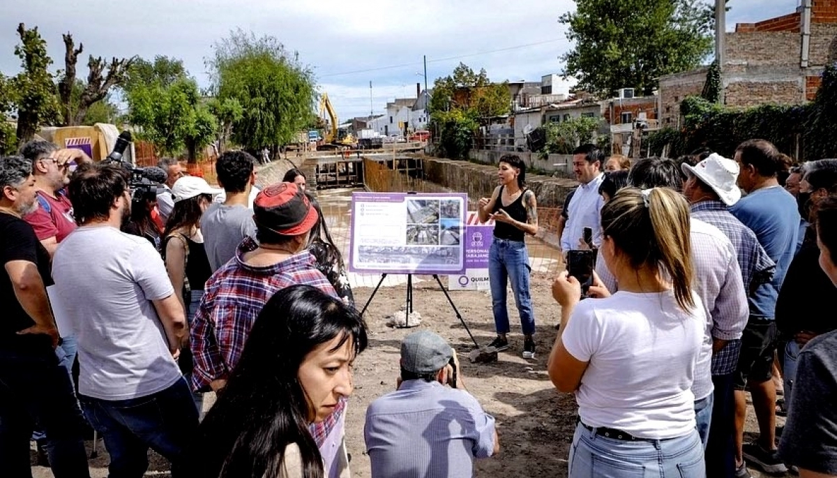 Mayra Mendoza y Nardini supervisaron obras de entubamiento y drenaje en Bernal Oeste