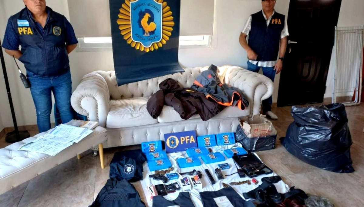 Tenía chalecos y uniformes policiales, armas y cocaína con el sello "Tigre Chino"