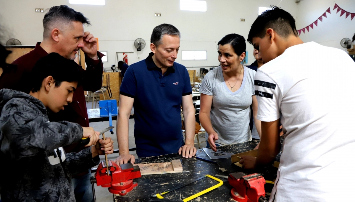 En Monte Grande, Gray recorrió las obras que se realizan en la Escuela Técnica N° 1