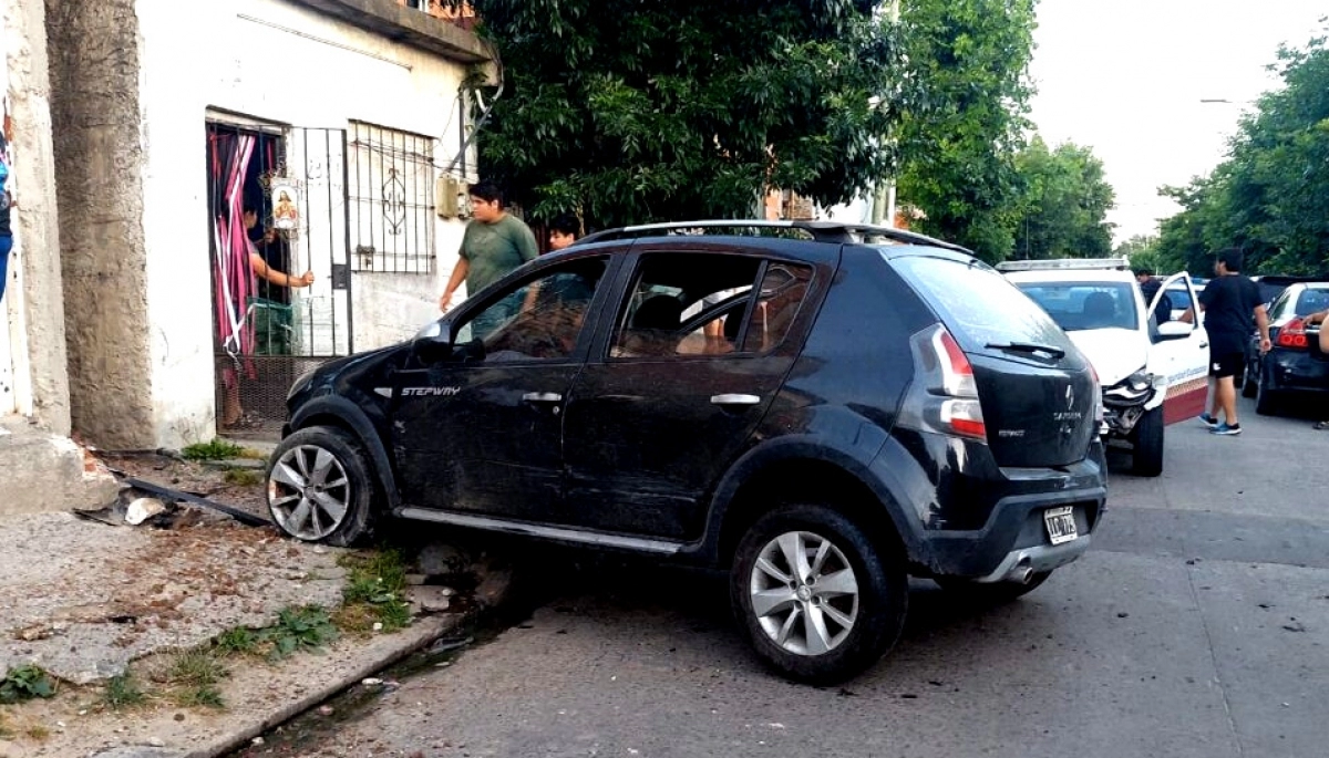 Roban dos autos, teléfonos celulares, huyen de la policía, atropellan una mujer y chocan con una casa