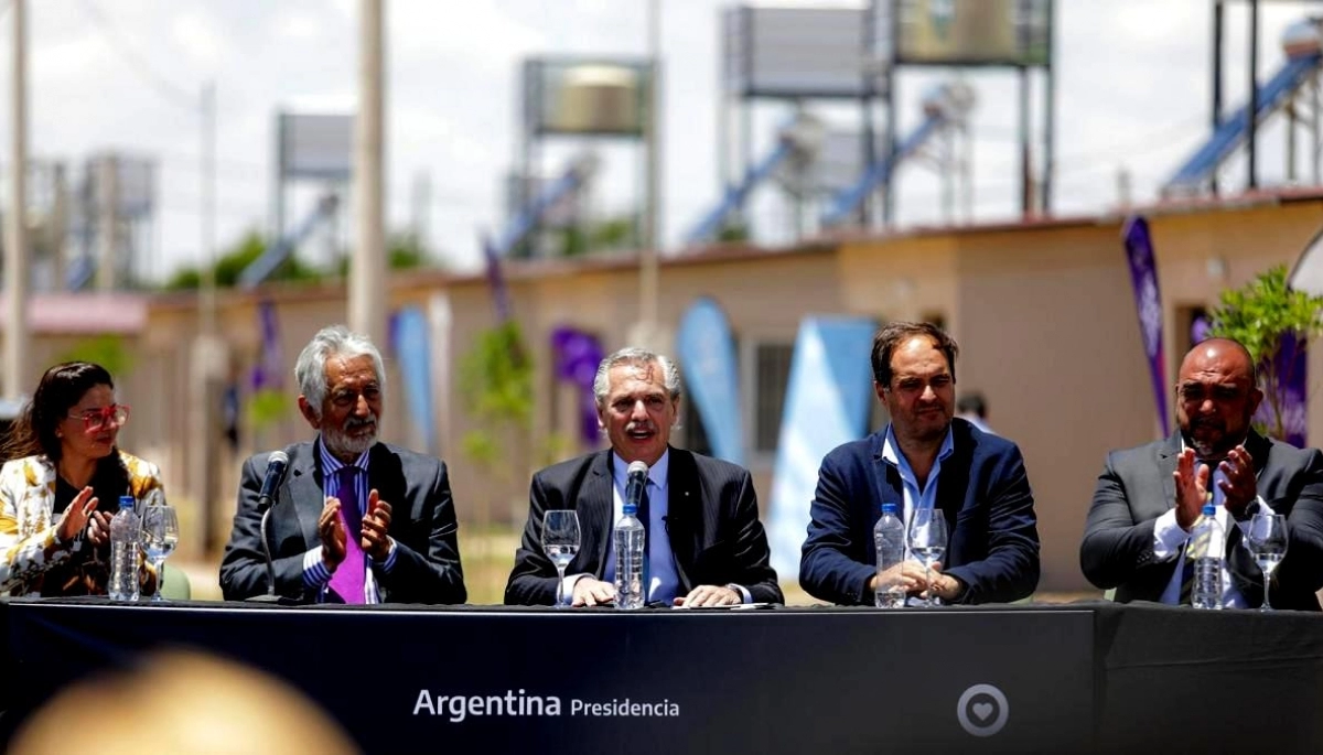 Alberto volvió a llamar a la "unidad" en una entrega de viviendas en San Luis