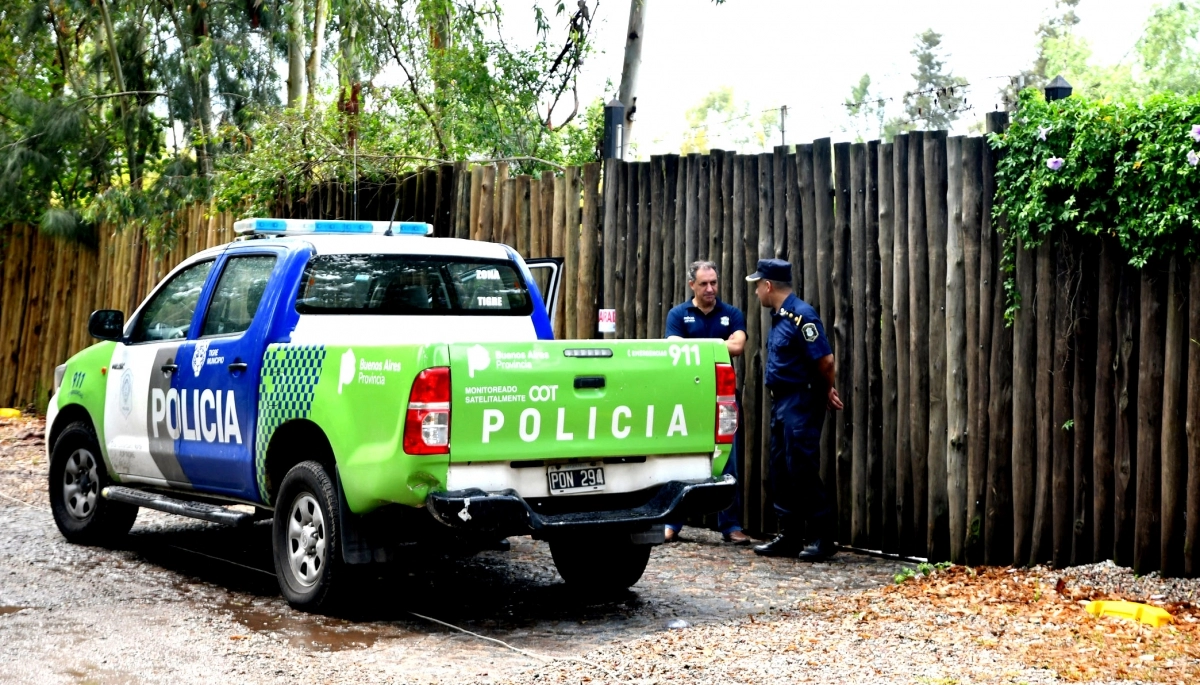 Quisieron robar en la casa de una vecina, el cuñado policía intentó detenerlos y le dispararon