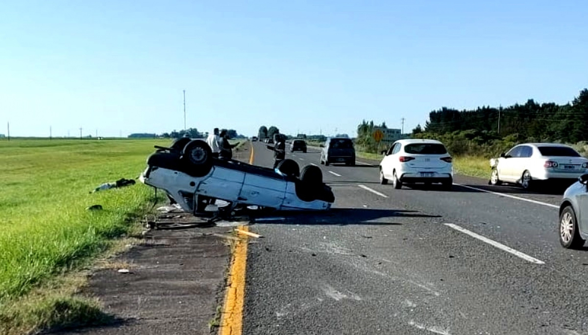Choque en la Ruta 2: un auto terminó volcado a pocos kilómetros de llegar a Mar del Plata
