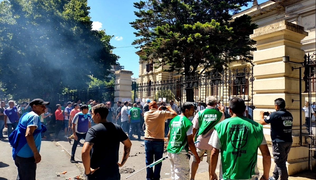 Disturbios y heridos: el clima hostil que se vivió a las afueras de la Legislatura bonaerense