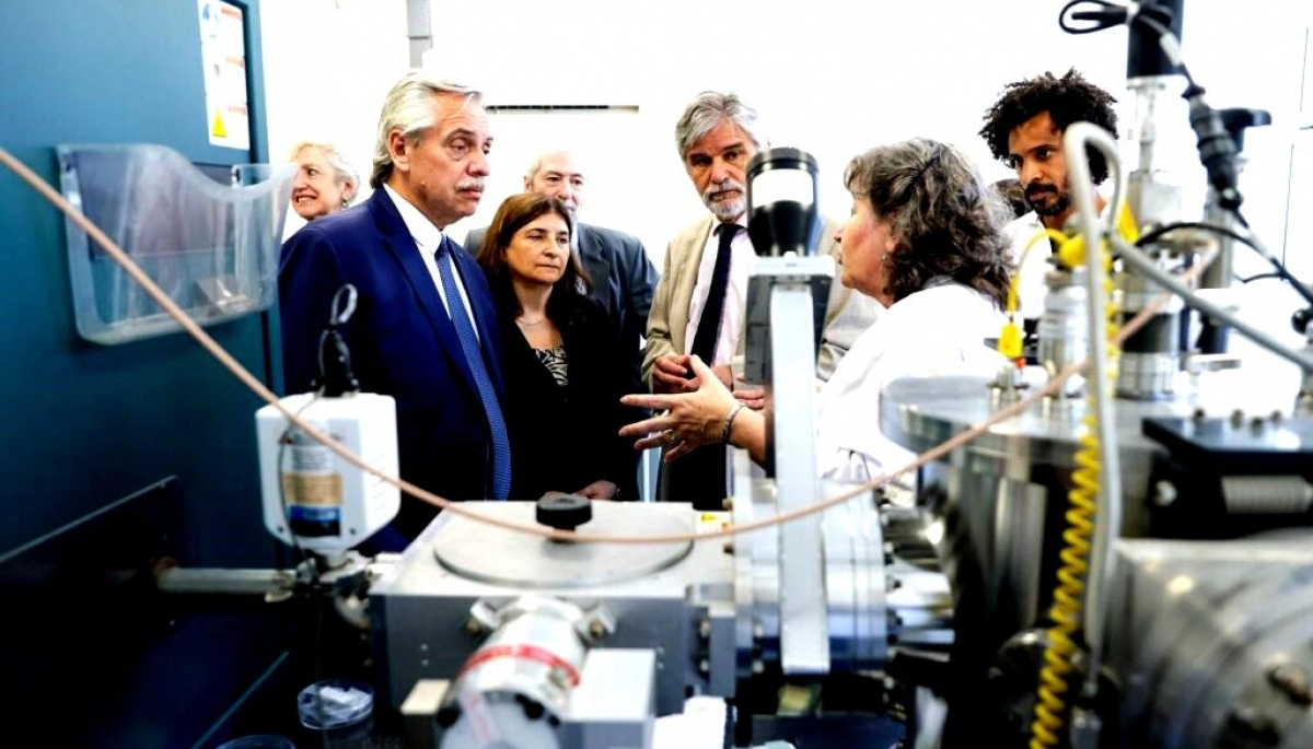 Alberto Fernández en su visita a la UNLP: la comparación de los científicos con la “Scaloneta"