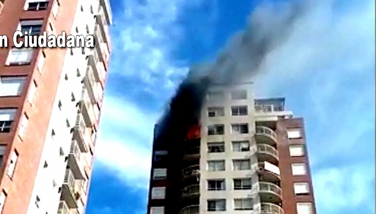 Incendio en Tigre: un adolescente se descolgó del balcón para huir del fuego