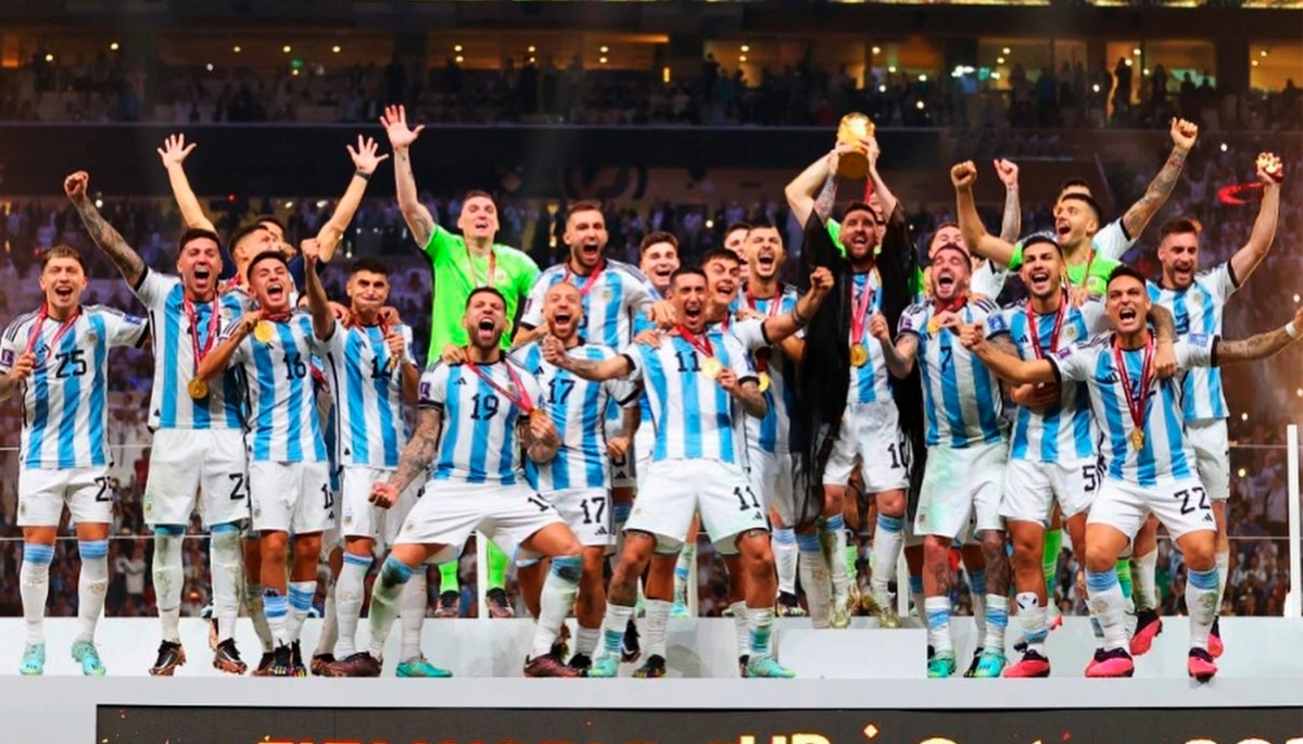 A qué hora llegan los jugadores con la Copa del Mundo a Argentina