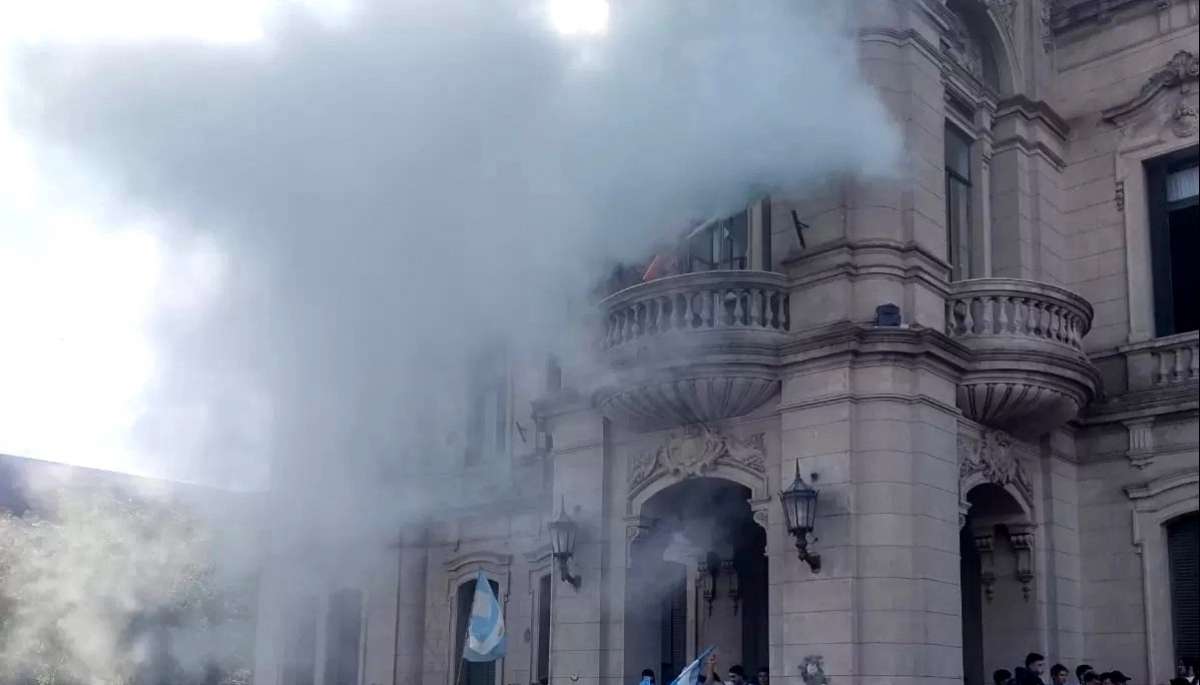 ¡Así no!: destrozos en la Municipalidad de Tres Arroyos por los festejos mundiales