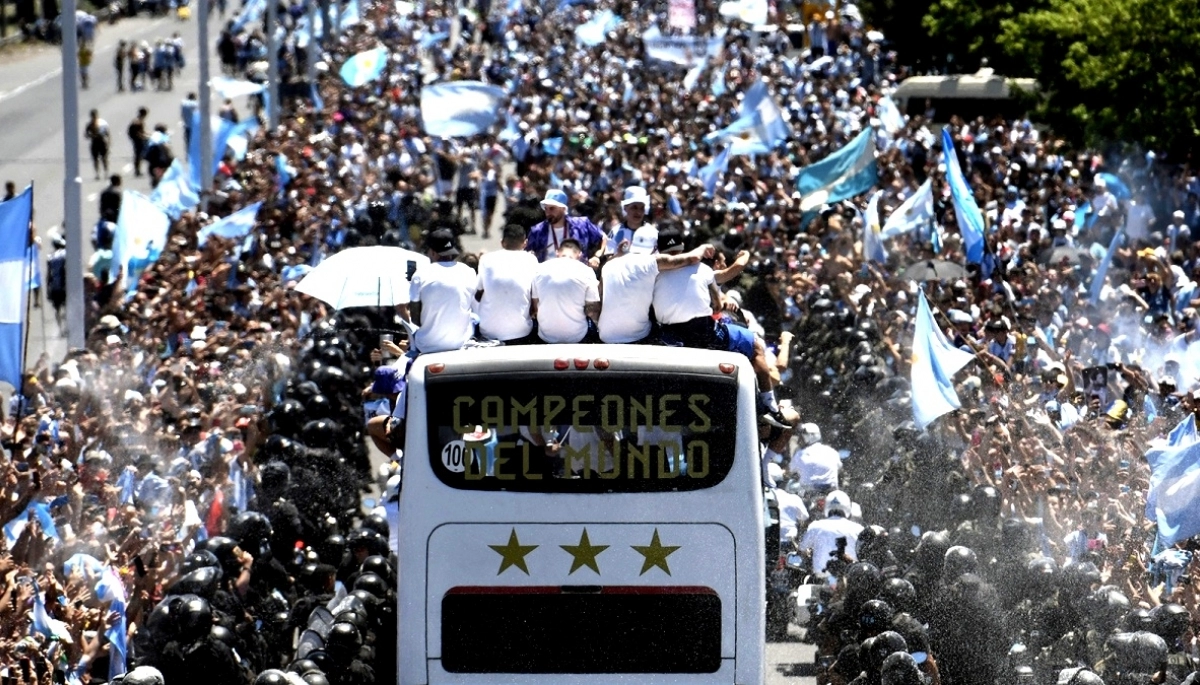 La caravana de los campeones del Mundo ante cerca de 4 millones de personas