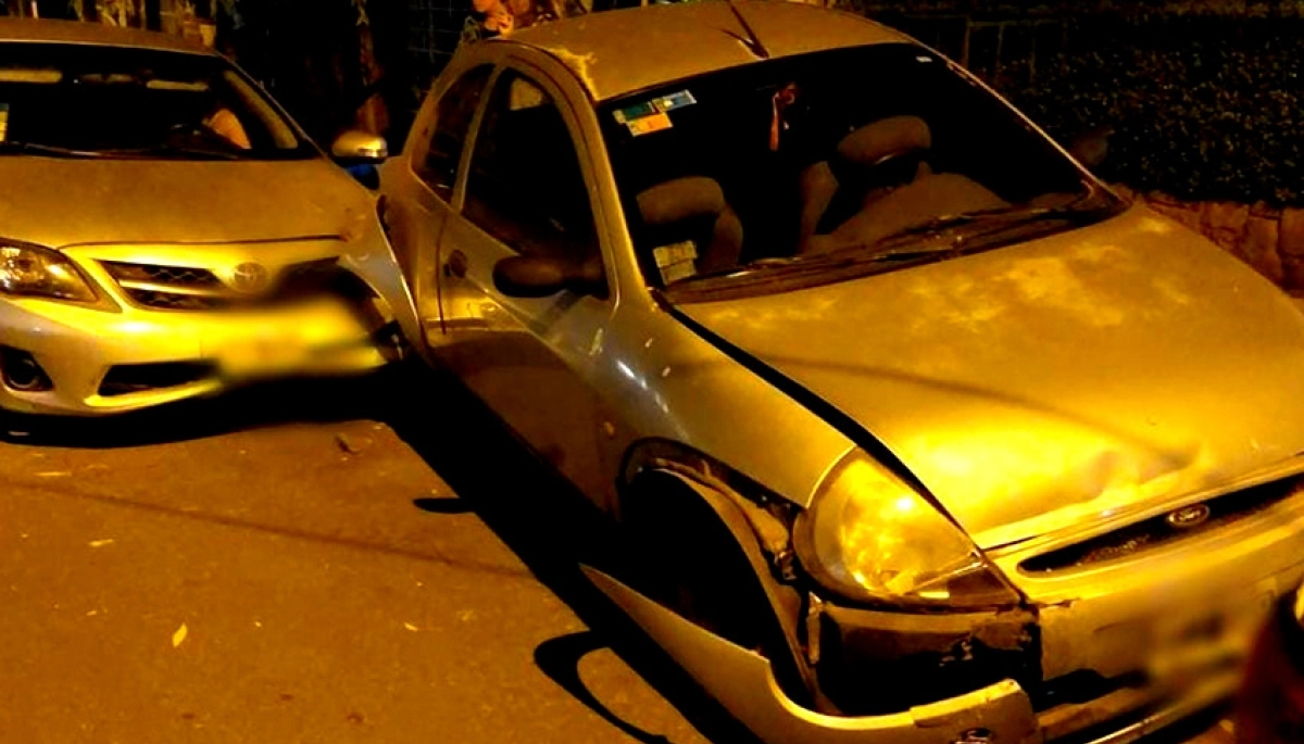 Mujer sin registro y en auto robado: destrozó a otros dos que estaban estacionados