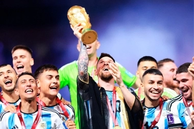 Conocé la historia del Besth, la capa que le pusieron a Messi antes de levantar la Copa