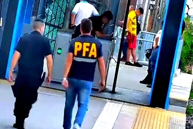 Al menos es limpio: robó un termotanque e inodoro y quiso llevarlos en tren