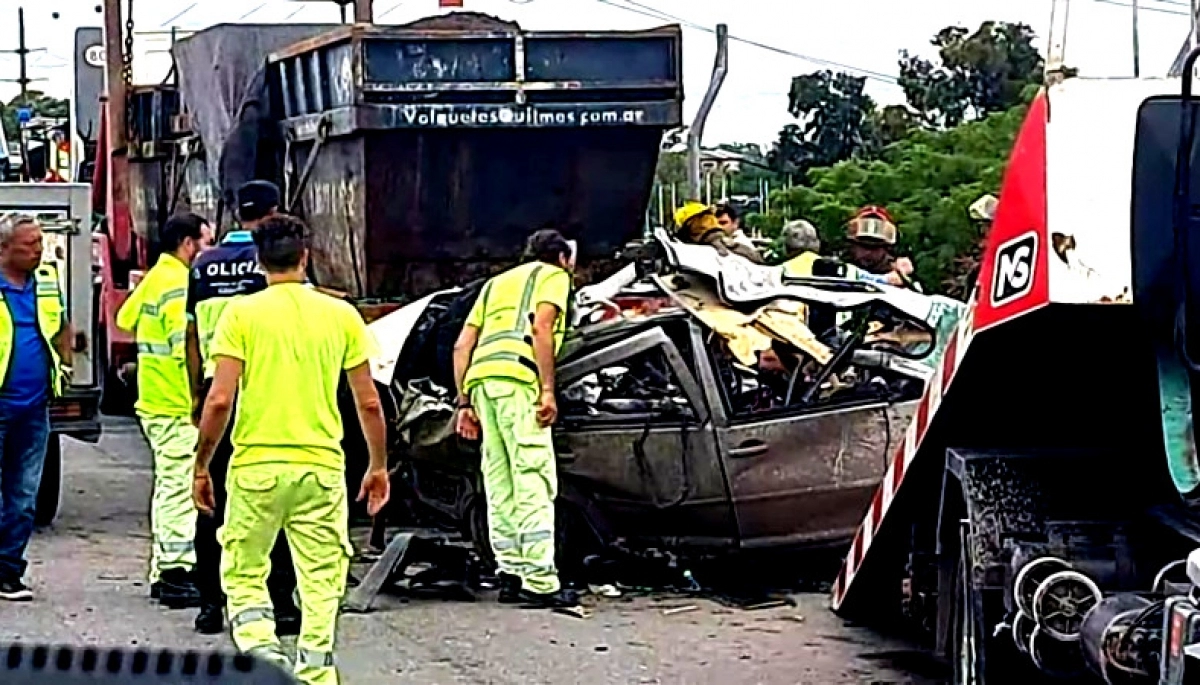Mortal accidente en la autopista Buenos Aires-La Plata: se metió debajo de un camión