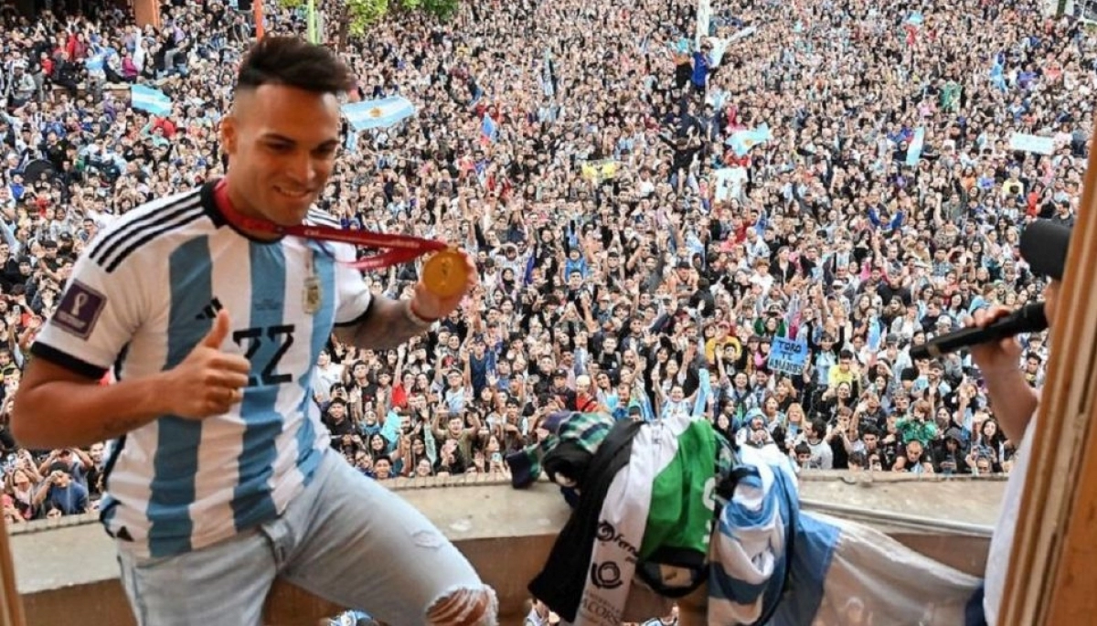 Con una multitud de gente y festejos recibieron en Bahía Blanca a Lautaro Martínez