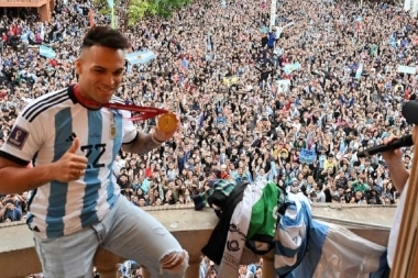 Con una multitud de gente y festejos recibieron en Bahía Blanca a Lautaro Martínez