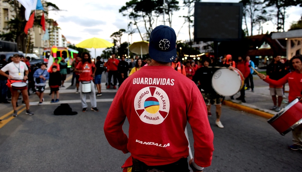 Temporada caliente: guardavidas lanzan una protesta en Pinamar