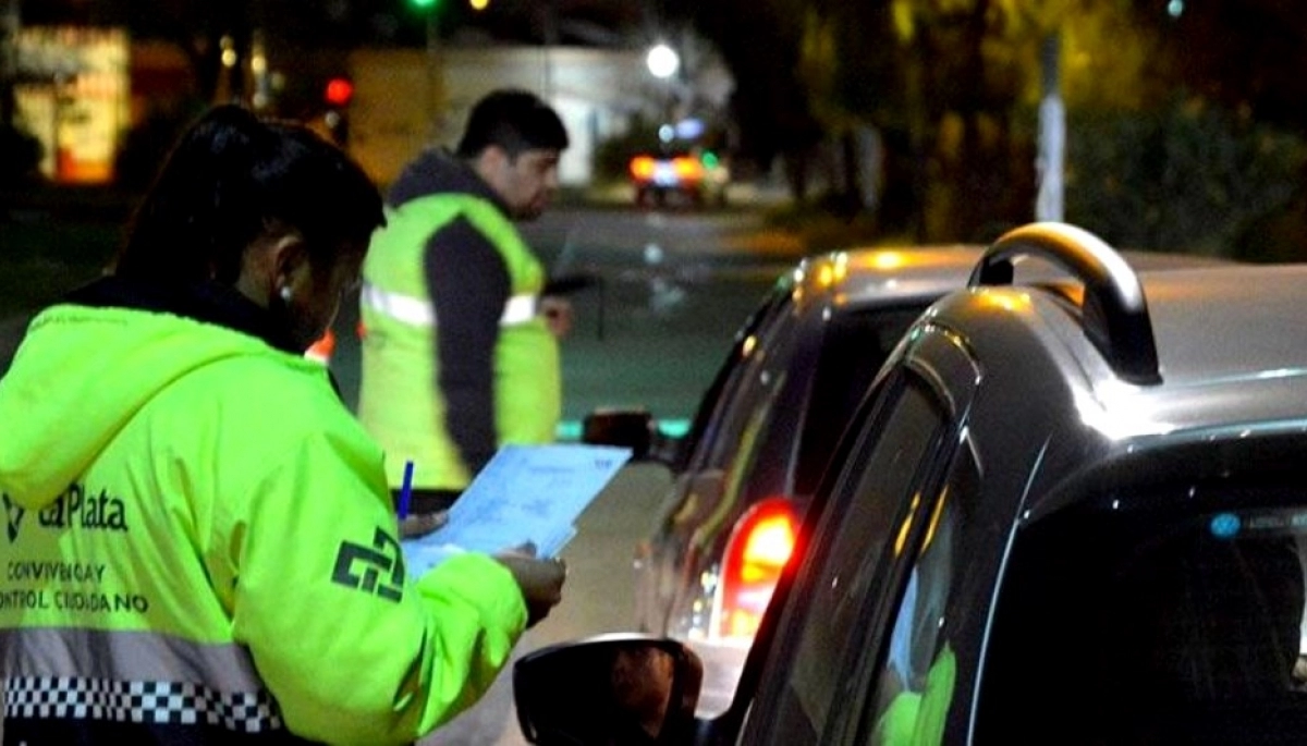 La novedosa campaña platense para controlar los festejos: ‘Si te invitan pedí el VAR’