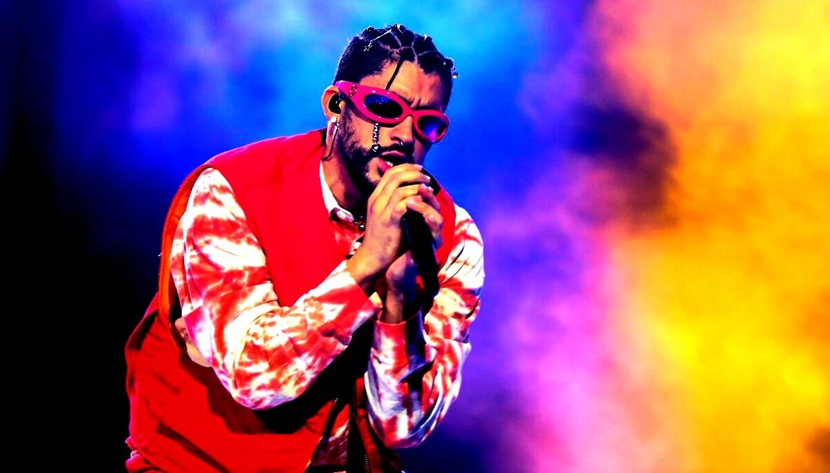 Bad Bunny en un ataque de ira: se enojó con una fan y le tiró su teléfono al mar