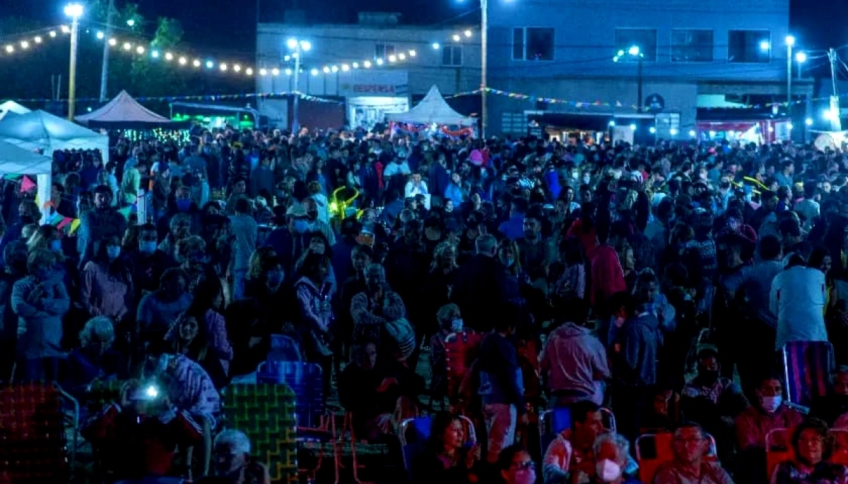 Destinos bonaerenses: empanadas costeras y carnavales para disfrutar en familia