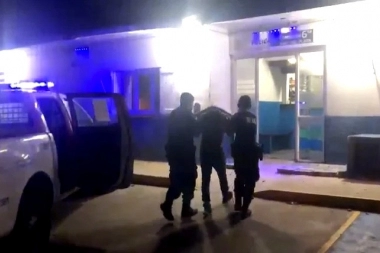 ¡Hasta la picaneó! La retuvo tres días, la golpeó con un casco y un palo de amasar
