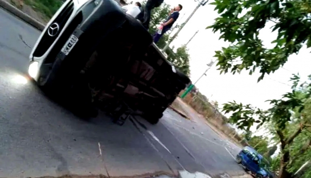 Terrible choque: utilitario impactó y volcó a camioneta antes de frenar contra un árbol