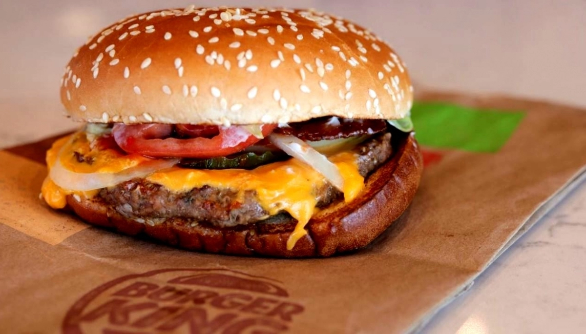 Una reconocida cadena de comida rápida regalará hamburguesas por limpiar playas bonaerenses