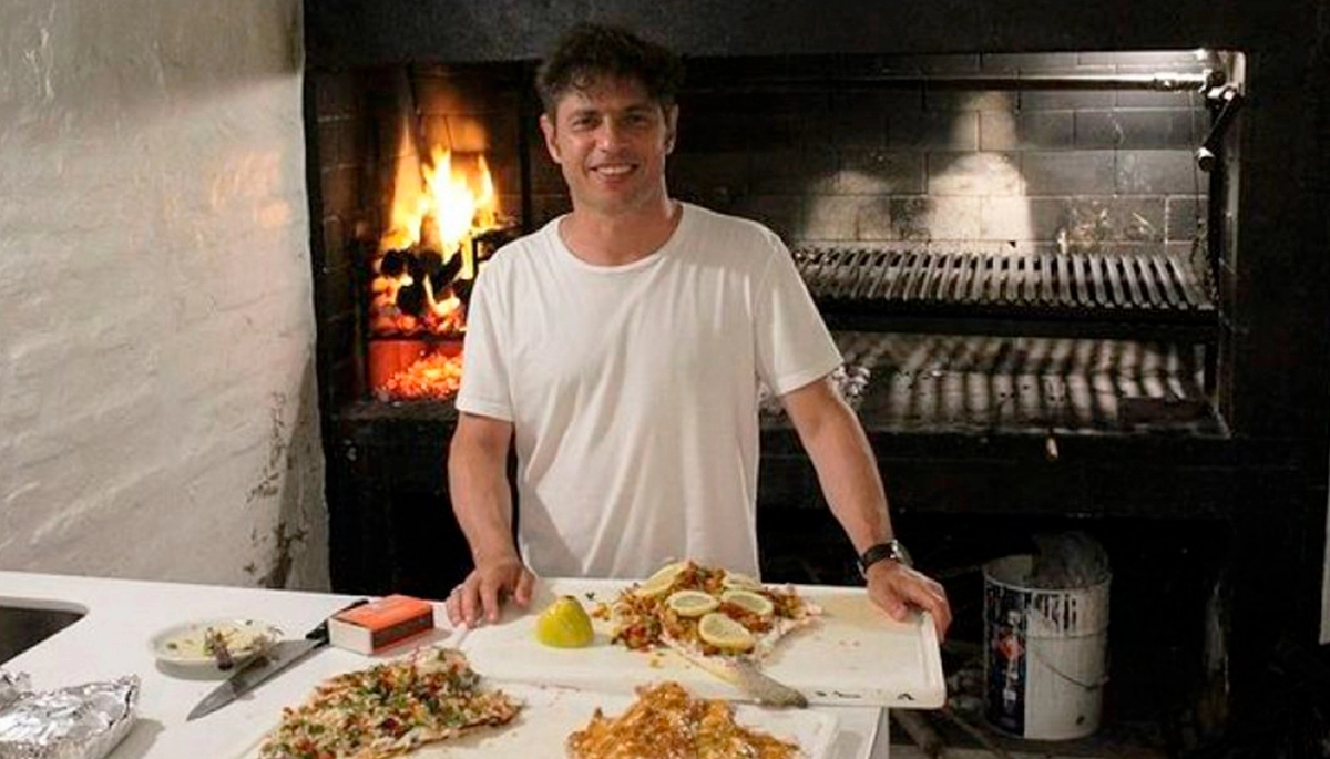 Kicillof reveló su faceta de cocinero: asó una corvina y paseó por la Fiesta de la Empanada Costera