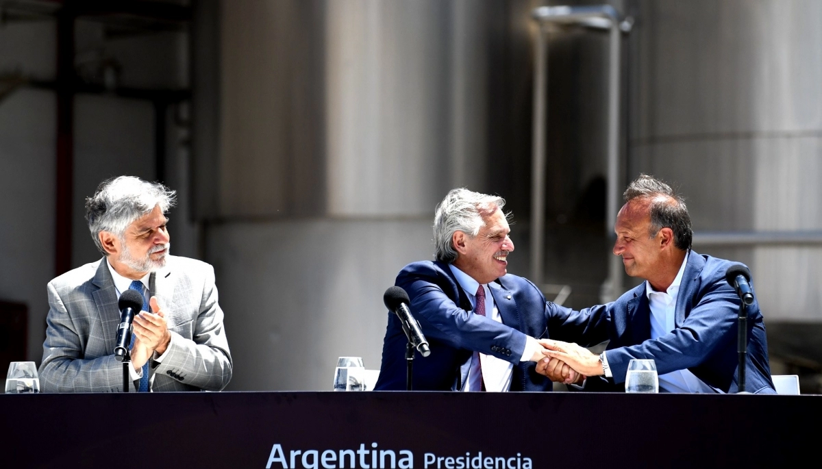 Alberto visitó una planta de Longchamps y reconoció un nuevo producto creado por el Conicet