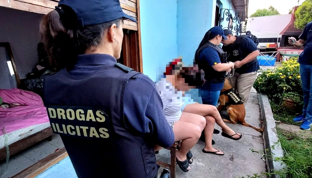 Presunta vendedora de cocaína fue allanada e intentó descartarla por el inodoro