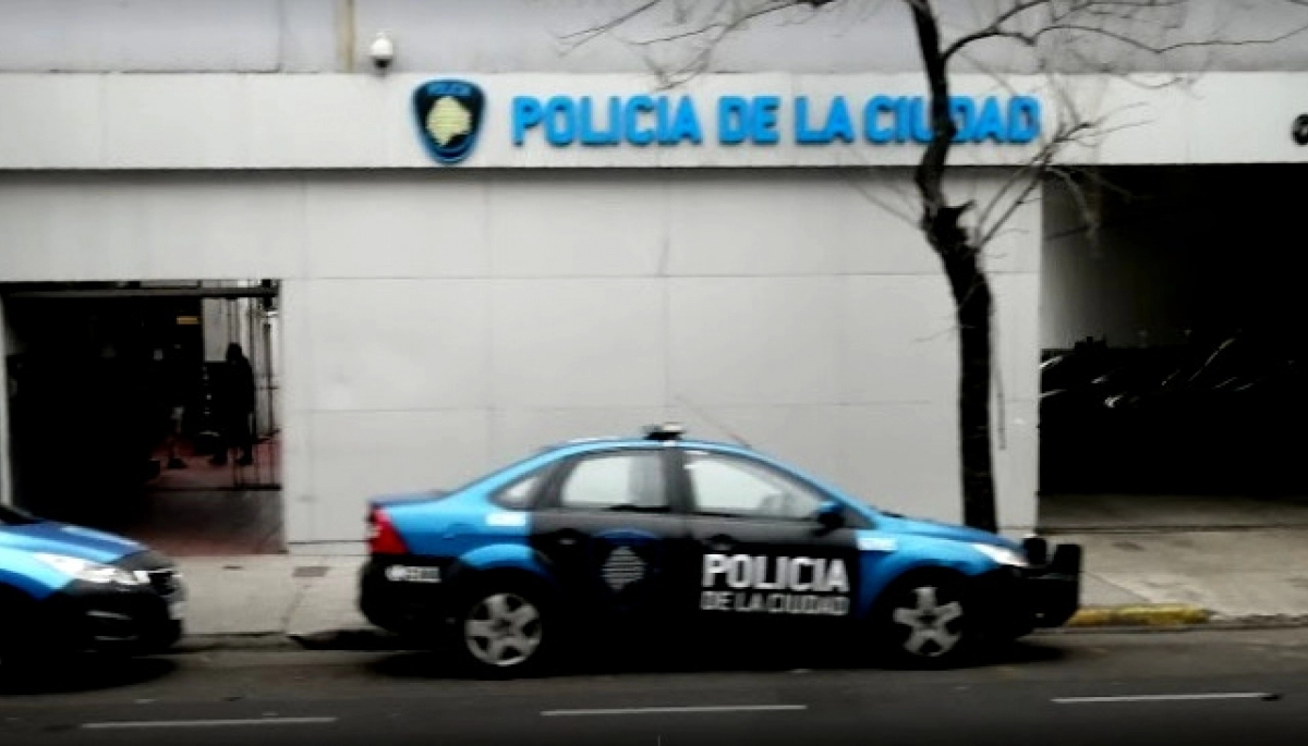 Nada los frena: insultó, golpeó e intentó robar a una policía en Constitución