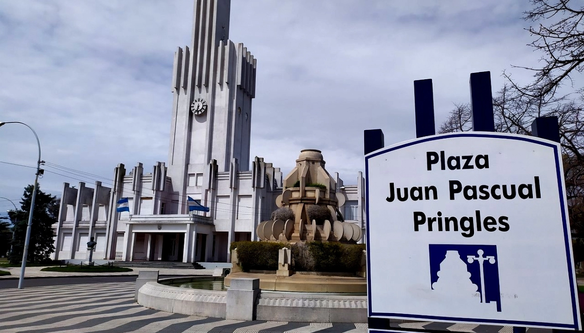 Video: le faenaron dos terneros y protestó colgando las cabezas del mástil frente al Municipio