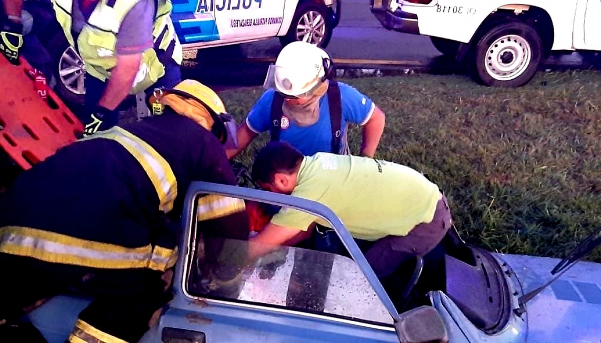 Se despistó en la Ruta 2 y los bomberos cortaron el auto para rescatarlo