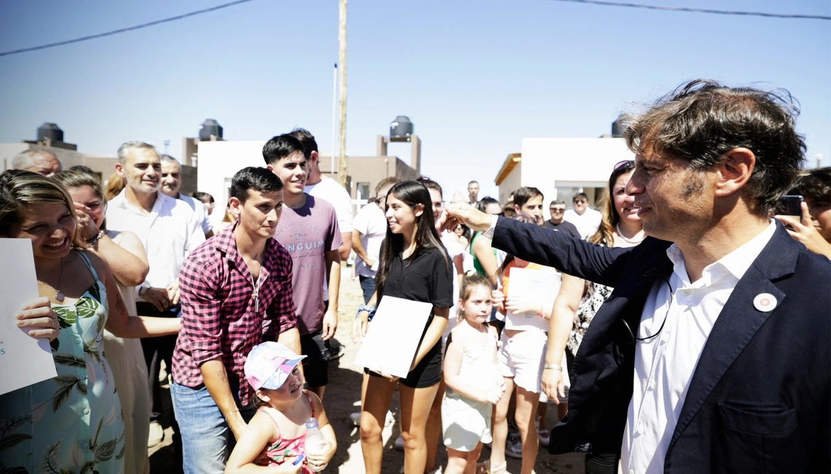 Kicillof recorrió la Sexta Sección para entregar casas y escrituras de viviendas en Bahía Blanca