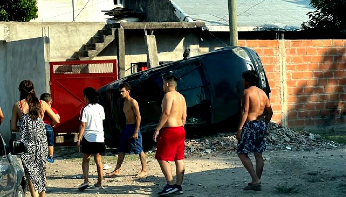 La gira terminó mal: volvían de una fiesta, chocaron y volcaron perseguidos por la policía