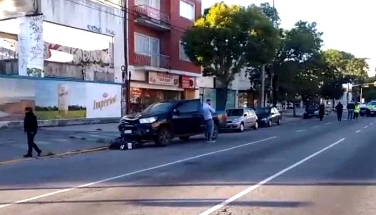 Cruzó semáforos en rojo, arrolló a motoquera, luego intentó fugar y "coimear" a la policía