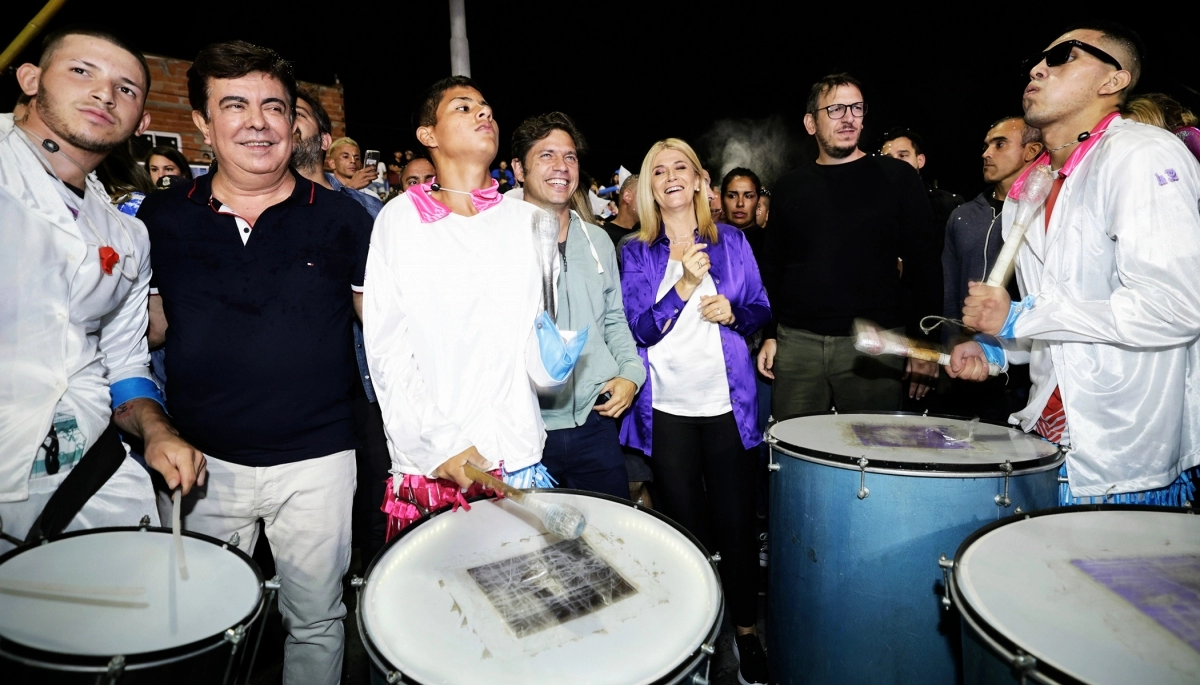 Kicillof y Espinoza participaron de los Carnavales de la Alegría con shows de Amar Azul y La Mosca