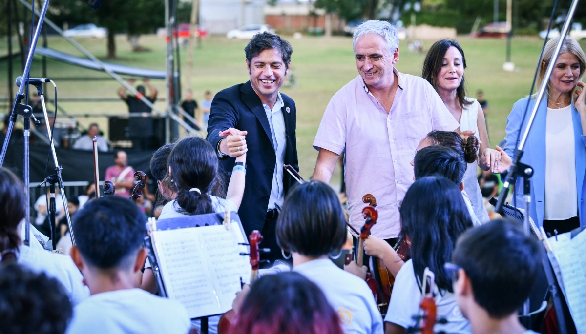 Kicillof aterrizó en Chascomús y presenció el ensayo de la Orquesta Infantil Argentina