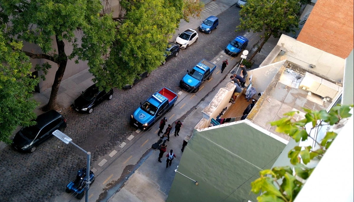 Explotaron los vecinos de Barracas: denuncian que un parador es una guarida de delincuentes