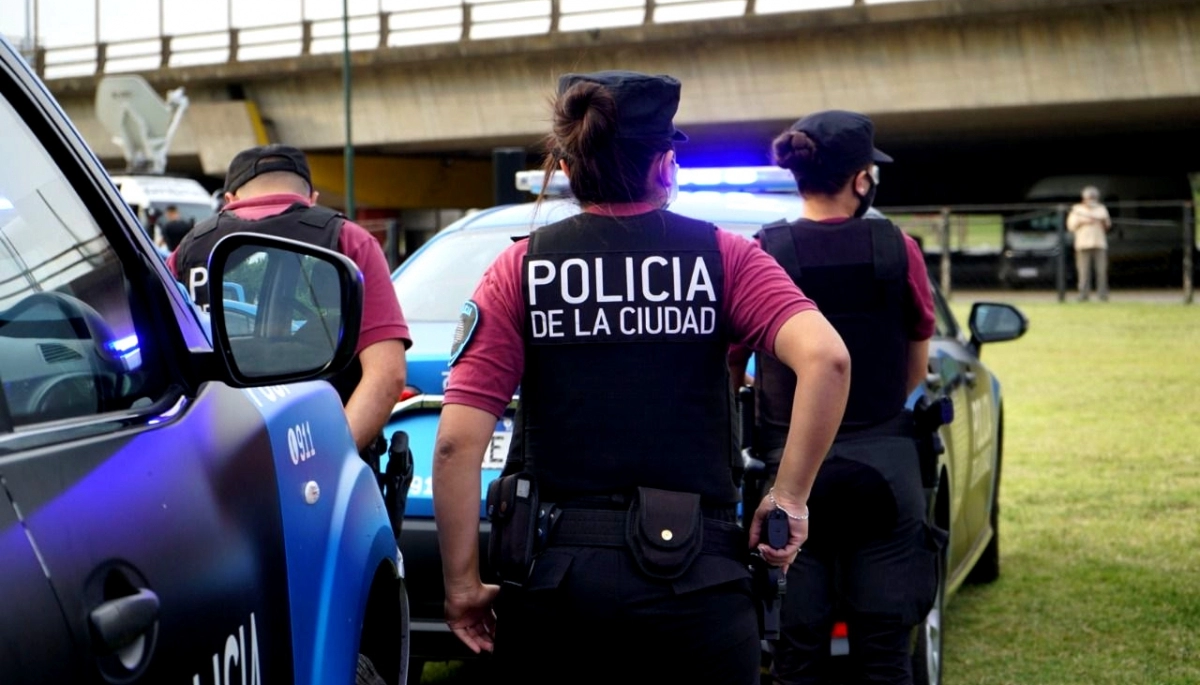 Policía de la Ciudad detuvo a dos ciudadanos paraguayos que circulaban en un auto mellizo